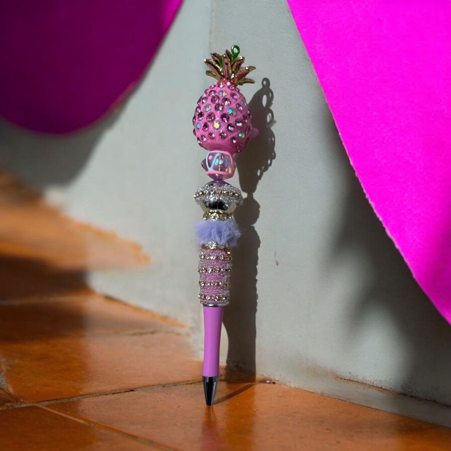 Broche elegante con forma de piña y diamantes de imitación de color rosa