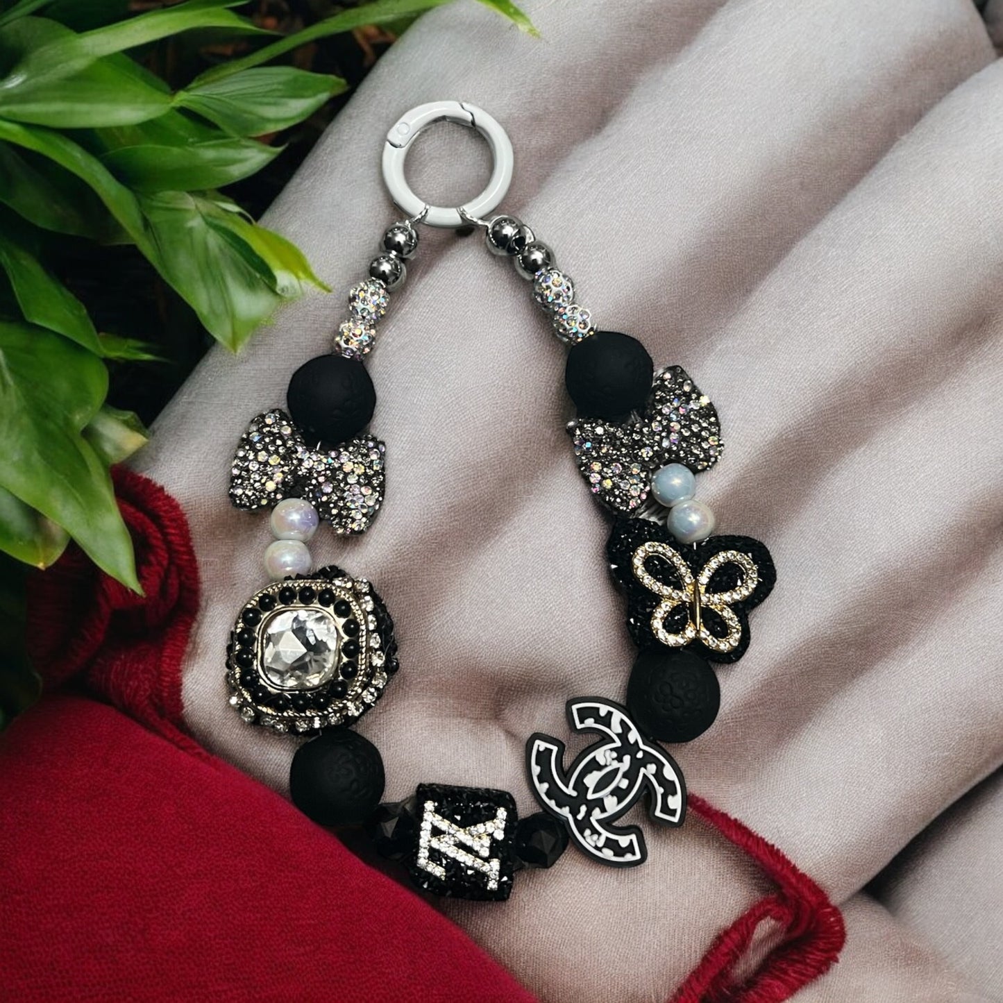 Llavero de pulsera glamoroso inspirado en el diseñador