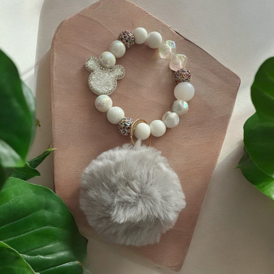 Llavero de pulsera con cuentas blancas y dije de pompón esponjoso